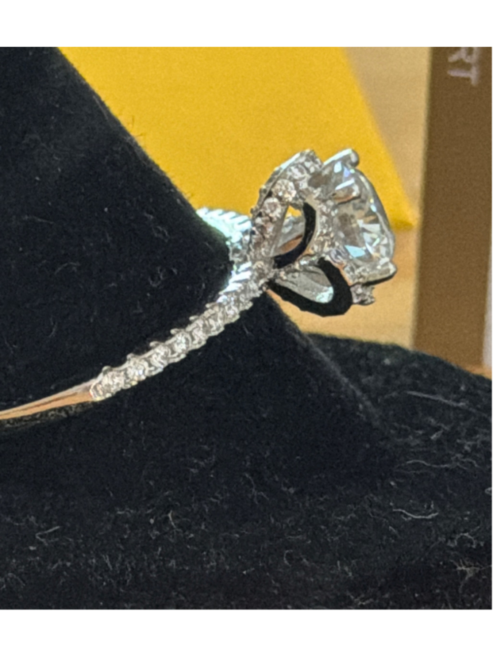 Women's 1 CT Moissanite Flower Ring Size 9 - Picture 3 of 4